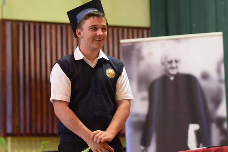 Uroczysta akademia pożegnania trzecich klas w katolickim gimnazjum