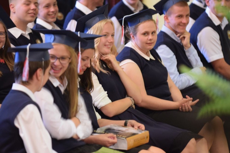 Uroczysta akademia pożegnania trzecich klas w katolickim gimnazjum