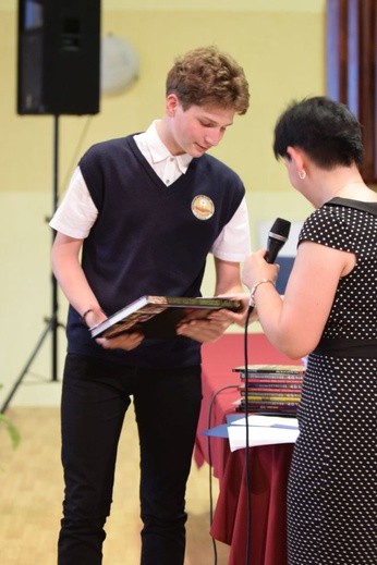 Uroczysta akademia pożegnania trzecich klas w katolickim gimnazjum