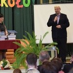 Uroczysta akademia pożegnania trzecich klas w katolickim gimnazjum