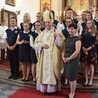 Wspólnym zdjęciem z biskupem trzecioklasiści upamiętnili koniec roku