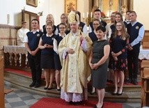 Wspólnym zdjęciem z biskupem trzecioklasiści upamiętnili koniec roku