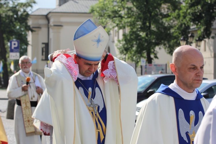 Powitanie ikony MB Częstochowskiej w katedrze łowickiej