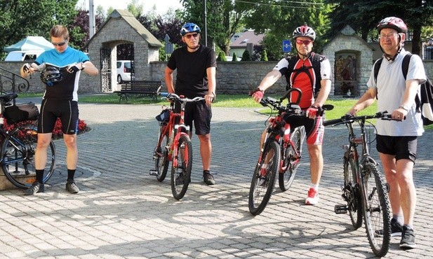 Czterech rowerzystów od lewej: ks. Piotr Niemczyk, Andrzej Lelek, Tomasz Brączek i ks. Józef Walusiak 