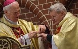 Biskup sam nałożył ks. Zenonowi pierścień diecezjalny.