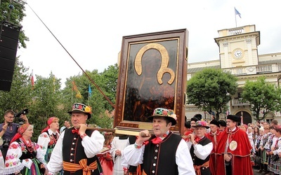 Pożegnanie obrazu Matki Bożej Częstochowskiej na Starym Rynku w Łowiczu