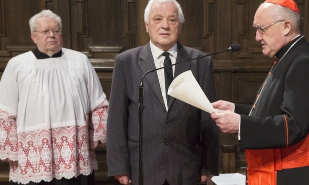 Pomagał przy ekshumacjach świętych. Otrzymał papieski order