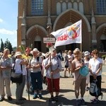 Idą do Niepokalanowa