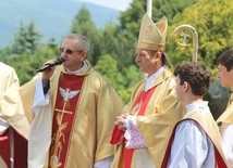 Bp Roman Pindel z proboszczem parafii-jubilatki ks. kan. Tadeuszem Krzyżakiem