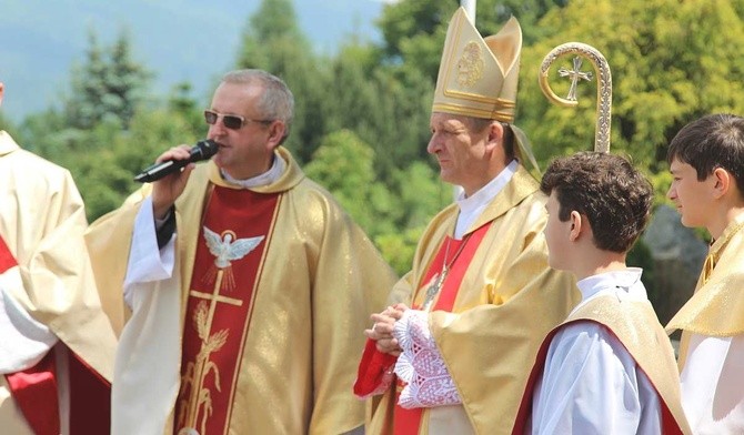 Bp Roman Pindel z proboszczem parafii-jubilatki ks. kan. Tadeuszem Krzyżakiem