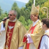 Bp Roman Pindel z proboszczem parafii-jubilatki ks. kan. Tadeuszem Krzyżakiem