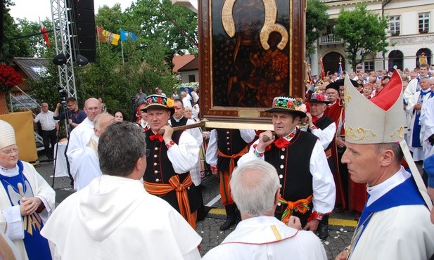 Wędrówkę po diecezji łowickiej ikona rozpoczęła 3 września 2016 r. w Żyrardowie. 24 czerwca 2017 r. przekazano ją diecezji warszawsko-praskiej