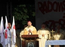 Eucharystii sprawowanej obok pomnika przewodniczył bp Henryk Tomasik