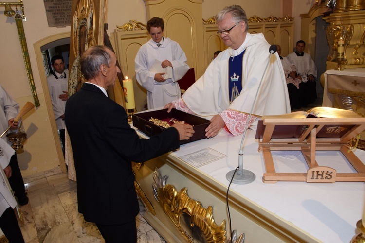 Korony dla Matki Bożej w Sadłowie