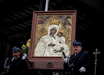  Mama na tronie z pereł