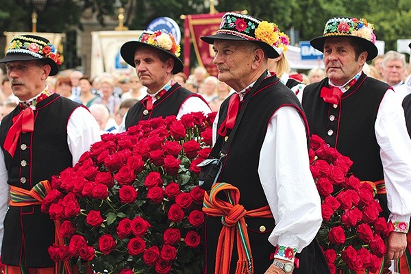 Do ołtarza przyniesiono w darze kosz z kwiatami.