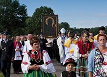 Na spotkanie z Matką wierni przychodzili w strojach ludowych.