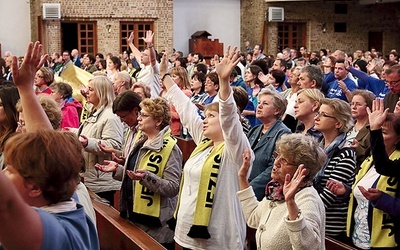 	17 czerwca kościół  MB Częstochowskiej wypełniły konferencje, świadectwa, a przede wszystkim wspólna modlitwa.