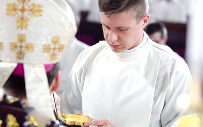 Biskup przekazał w czasie obrzędu nowym akolitom naczynie do komunikowania.