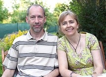 Anetta i Jarosław  w swoim ogrodzie planują już kolejne działania na rzecz Spotkań Małżeńskich.