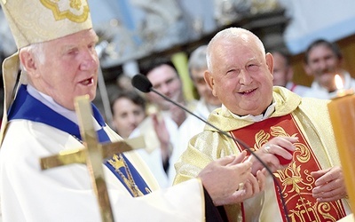 Ks. Bogdan w czasie jubileuszu 50-lecia kapłaństwa otrzymał pierścień św. Stanisława.