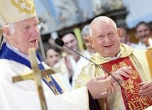 Ks. Bogdan w czasie jubileuszu 50-lecia kapłaństwa otrzymał pierścień św. Stanisława.