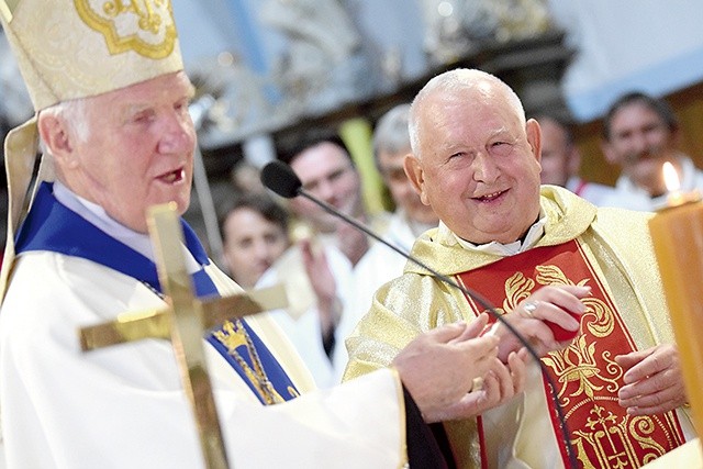 Ks. Bogdan w czasie jubileuszu 50-lecia kapłaństwa otrzymał pierścień św. Stanisława.