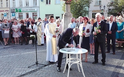 W imieniu władz miasta akt oddania Jezusowi Królowi Wszechświata podpisali Ignacy Uważny, burmistrz Sulechowa, i Stanisław Kaczmar, przewodniczący Rady Miejskiej.