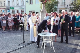 W imieniu władz miasta akt oddania Jezusowi Królowi Wszechświata podpisali Ignacy Uważny, burmistrz Sulechowa, i Stanisław Kaczmar, przewodniczący Rady Miejskiej.