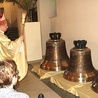 Biskup Henryk Tomasik poświęcił odnowione dzwony.
