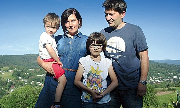 Ewa i Rafał Pikowie z dziećmi – Anią i Jasiem.