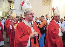	Procesja do ołtarza w bazylice ojców dominikanów na Starym Mieście w Lublinie.