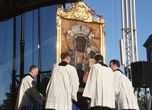 3 lipca cudowny obraz Matki Bożej Płaczącej wynoszony jest z katedry w procesji na ulice Lublina.