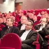 Obrady drugiej sesji plenarnej I SDE odbyły się w sali kinoteatru.  Po nich w katedrze  św. Jana Ewangelisty bp Jacek Jezierski przewodniczył Mszy św.