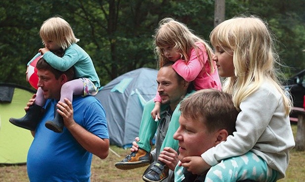 „Dziękuję ci, Tato, za wszystko, co robisz.   Że bawisz się ze mną,  na rękach mnie  nosisz”.