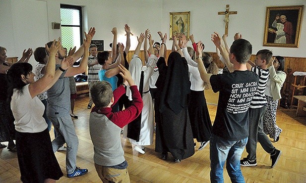 Większość tańców izraelskich tańczonych jest w kręgu.