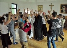 Większość tańców izraelskich tańczonych jest w kręgu.