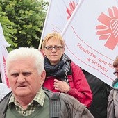 Wolontariusze przeszli ulicami Okonka pod własnymi chorągwiami.