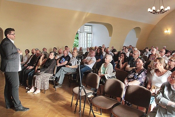 Tomasz Łysiak, od lat interesujący się tematyką bitwy  pod Legnicą z 1241 r., mówił m.in. o podobieństwach między najazdem tatarskim a dzisiejszymi atakami terrorystycznymi.