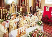 Kapłani wyświęceni  50 lat temu dziękowali za łaskę kapłaństwa z bp. Romanem Marcinkowskim w Grudusku.
