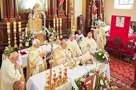 Kapłani wyświęceni  50 lat temu dziękowali za łaskę kapłaństwa z bp. Romanem Marcinkowskim w Grudusku.