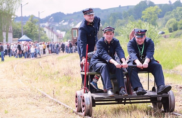 Łukasz Wideł i Maciej Fijak siedzą na drezynie. Dzięki ich stowarzyszeniu istnieją na trasie 104 regularne przewozy turystyczne.