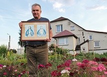 Antoni Polok z prezentem od Anki. W tle jego rodzinny dom na Głożynach, który odwiedzała Anka i gdzie w 1967 r. przeżyła głębokie, prawdopodobnie mistyczne doświadczenie.