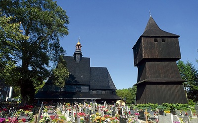 Widok od strony cmentarza na kościół św. Jana Chrzciciela z wolno stojącą dzwonnicą