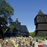 Widok od strony cmentarza na kościół św. Jana Chrzciciela z wolno stojącą dzwonnicą