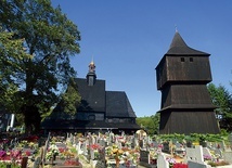 Widok od strony cmentarza na kościół św. Jana Chrzciciela z wolno stojącą dzwonnicą