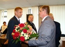 Nowo wybrany burmistrz Glinojecka przyjmuje gratulacje od przewodniczącego Rady Powiatu Ciechanowskiego Zbigniewa Gutowskiego