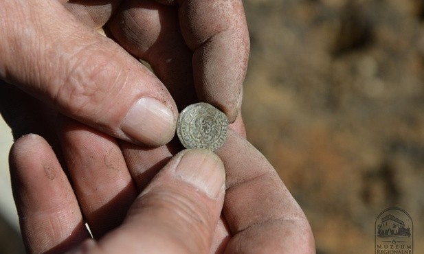 Wśród znalezionych podczas prac archeologicznych monet jest srebrny szeląg ryski Zygmunta III Wazy z XVI wieku