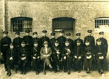 Kadra więzienia karno-śledczego w Łowiczu w 1928 r. na tle więziennej kotłowni 