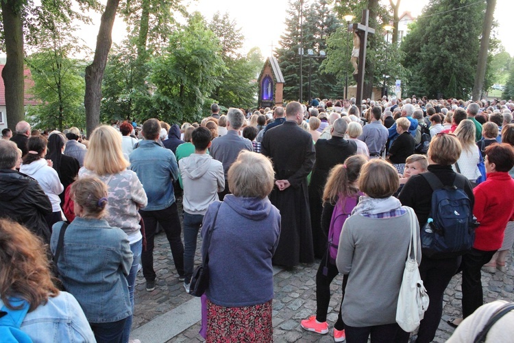 Procesja do źródełka i Apel Jasnogórski w Gietrzwałdzie